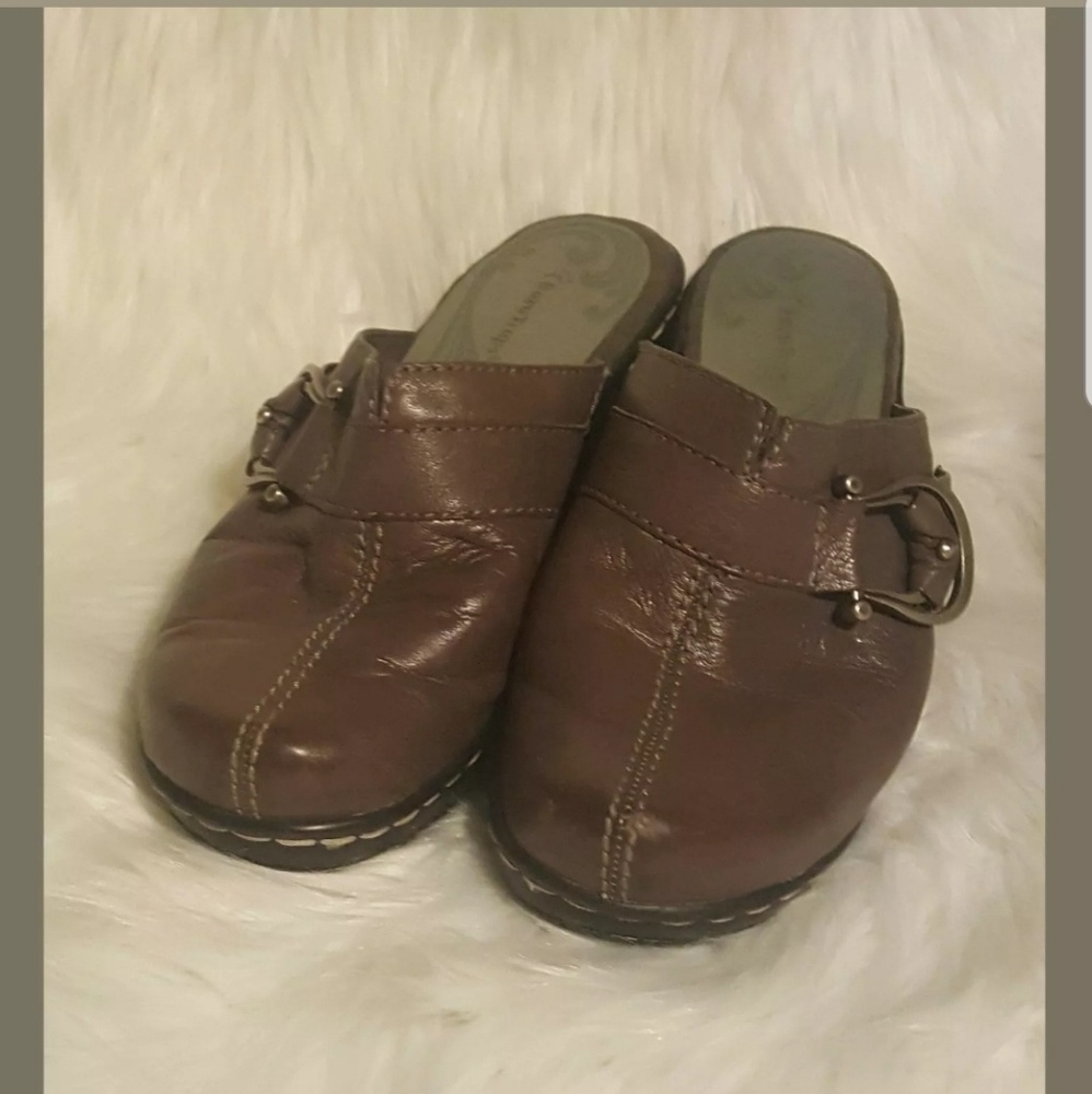 5 for $25 Bare Traps Shoes Mules Clogs